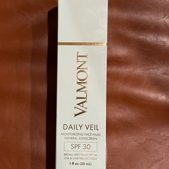 Valmont Daily Veil SPF 30 in Mint and White